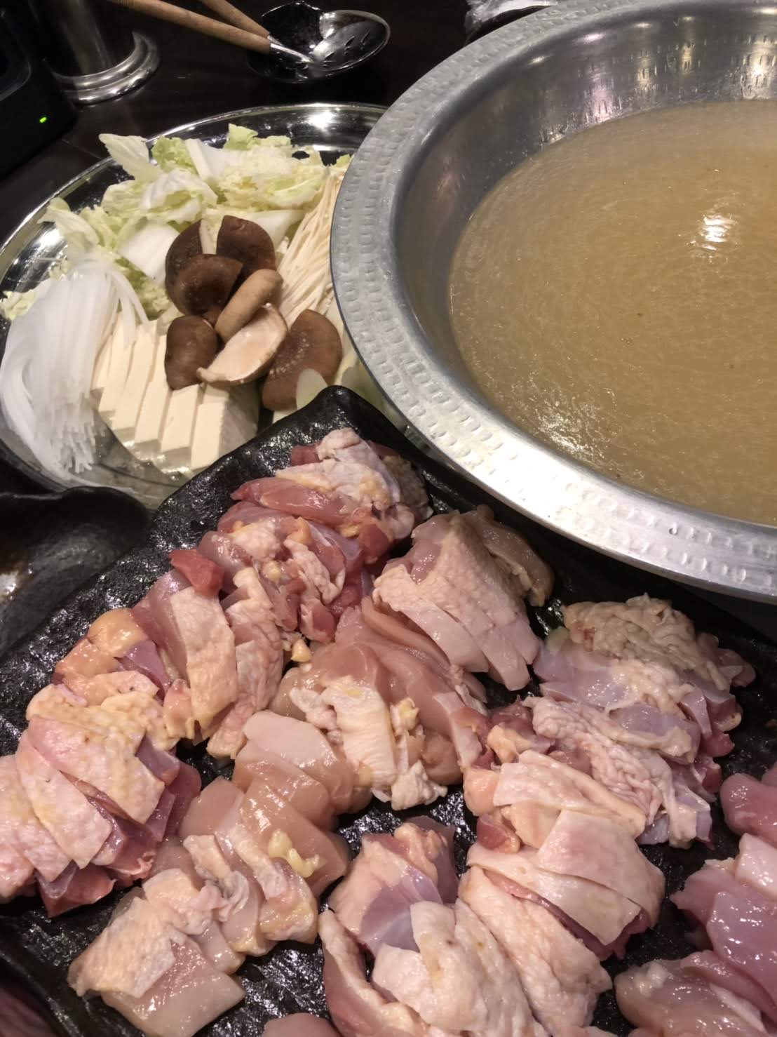 名古屋コーチンの純系と近江軍鶏を使った地鶏鍋